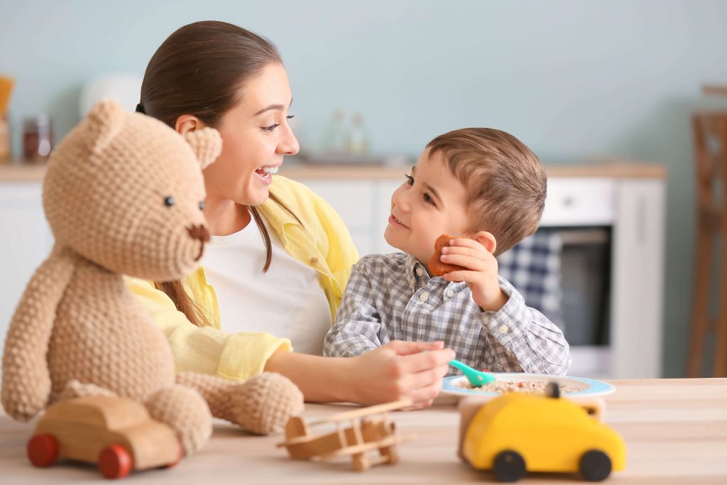 educatrice avec enfant de 5 ans
