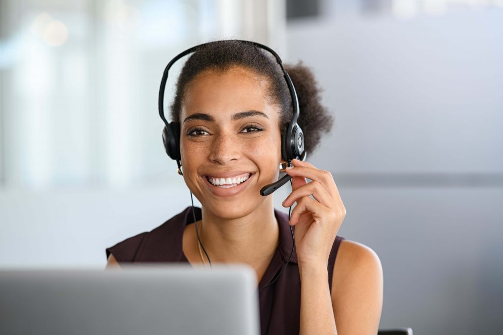 secrétaire médico social au téléphone